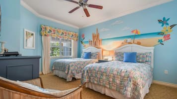 3 habitaciones, escritorio y tabla de planchar con plancha