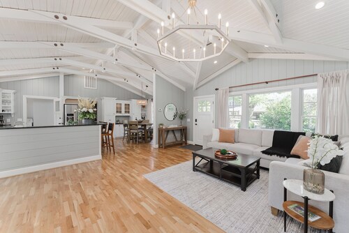 Luxury Riverfront Escape- Hot tub & Fire Pit