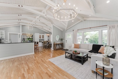 Luxury Riverfront Escape- Hot tub & Fire Pit