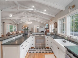 Kylskåp, mikrovågsugn, ugn och spishäll