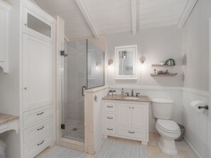 シャワー、ヘアドライヤー、タオル、石鹸