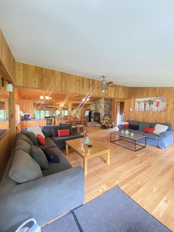 Living area - Superbe Chalet au Coeur de la Nature et à Proximité D'un Corridor Aérobique (Montcalm)