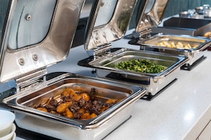 Daily buffet breakfast (CNY 68 per person)