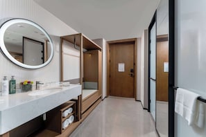 Rainfall showerhead, free toiletries, hair dryer, slippers