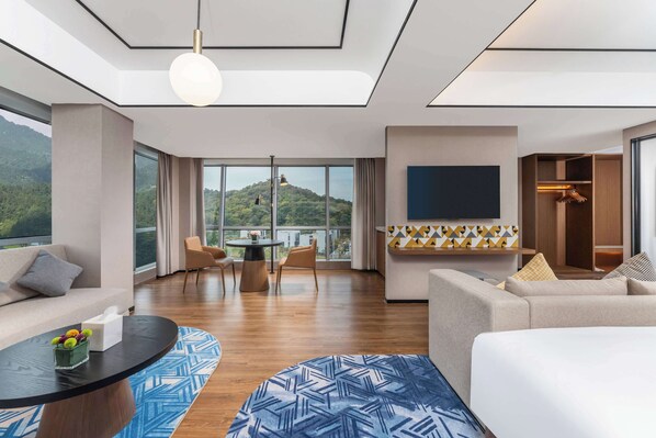 Deluxe Room, 1 King Bed | Mountain view - Hilton Garden Inn Huzhou High-Speed Railway Station (Huzhou)