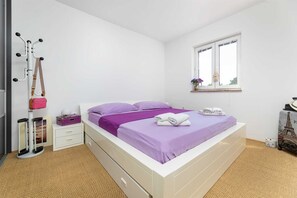 3 makuuhuonetta, silitysrauta/-lauta, ilmainen Wi-Fi, vuodevaatteet