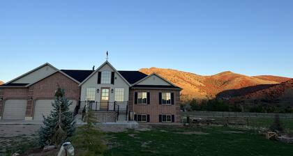 Gorgeous French Farmhouse/Ranchette/Ski Chalet in Idyllic Huntsville/Eden Valley
