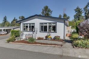 Exterior - 5 minutes to the theme park! Family-sized condo with game room & deck.
(Bellevue)