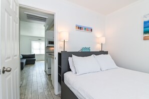 1 chambre, fer et planche à repasser, lit de bébé portatif