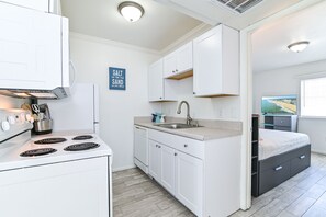 Réfrigérateur, four à micro-ondes, un four, surface de cuisson