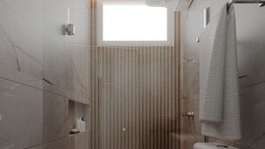 A modern bathroom with a toilet, a shower, and a window. - Itaim Internacional Stay (São Paulo)