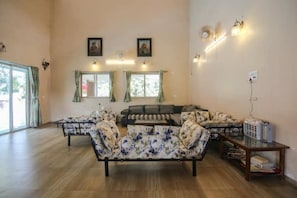 Living area - Pool River toch 5bhk Vila nr lonavla panvel mumbai (Pen)