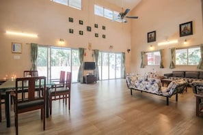 Living area - Pool River toch 5bhk Vila nr lonavla panvel mumbai (Pen)