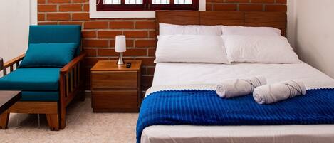 Studio | In-room safe, blackout curtains, iron/ironing board, free WiFi