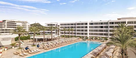 Outdoor pool, free pool cabanas, pool umbrellas