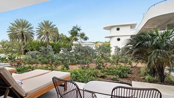 Chambre Deluxe, 1 trĂšs grand lit (Roll-In Shower) | Vue sur le jardin