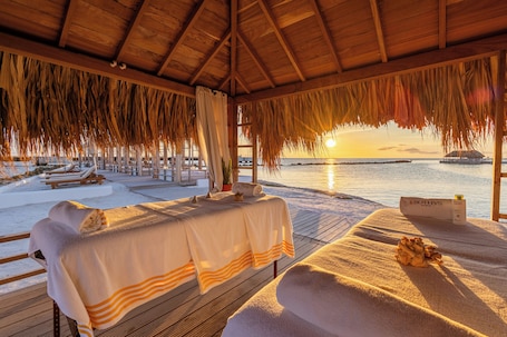 Masajes en la playa . The Rif at Mangrove Beach Corendon Curacao All-Inclusive, Curio by Hilton