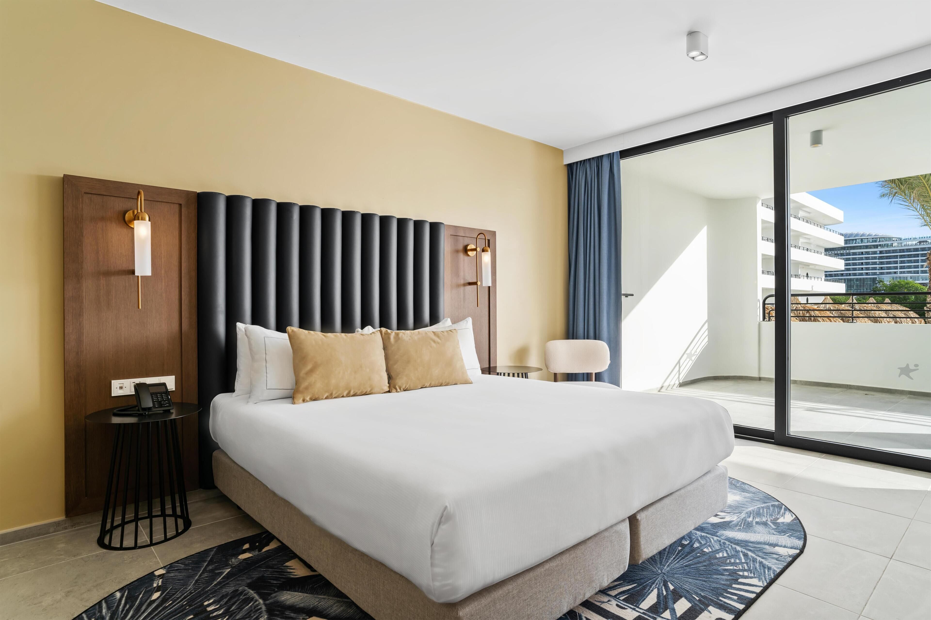 ألحفة محشوة بالريش وعناصر مجانية داخل الميني بار وخزنة داخل الغرفة ومكتب