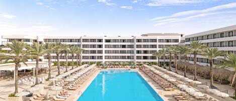 Alberca al aire libre y camas balinesas gratuitas