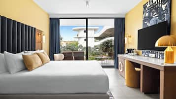 Deluxe-Zimmer, 1 King-Bett (Roll-In Shower) | Daunenbettdecken, kostenlose Minibar, Zimmersafe, Schreibtisch