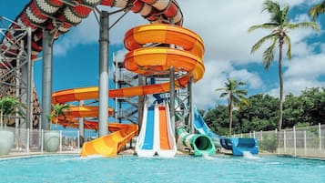 Piscine extérieure, cabanons gratuits, parasols de plage