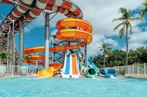 Una piscina al aire libre, camas de piscina gratis, sombrillas