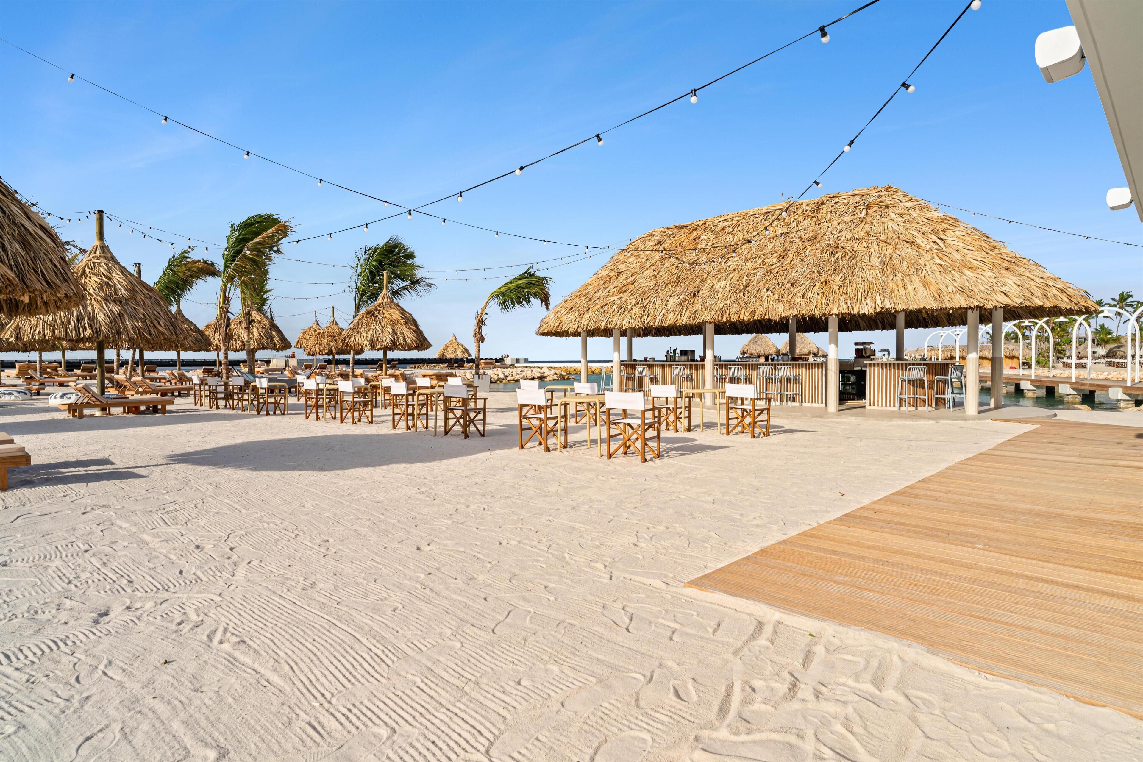 Een privéstrand, cabana's (toeslag), ligstoelen aan het strand, parasols