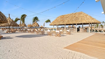Een privéstrand, cabana's (toeslag), ligstoelen aan het strand, parasols