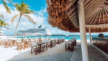 8 bars/lounges, 2 poolbars, een strandbar