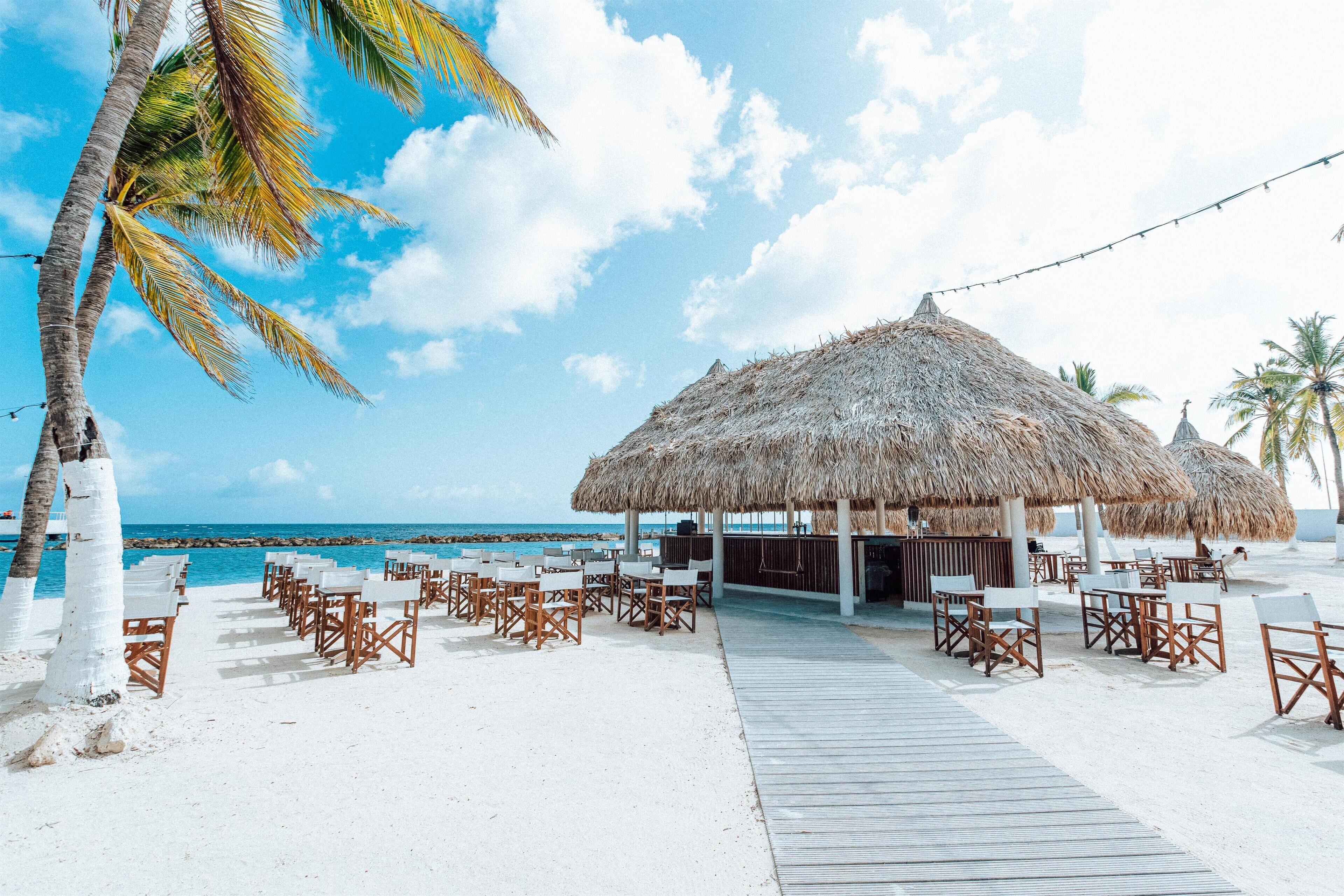 8 bars/lounges, 2 poolbars, een strandbar
