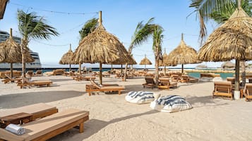 Privatstrand, Cabañas (gegen Gebühr), Liegestühle, Sonnenschirme