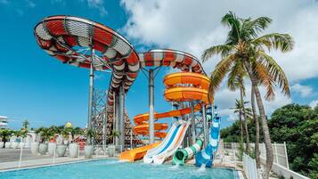 Alberca al aire libre y camas balinesas gratuitas