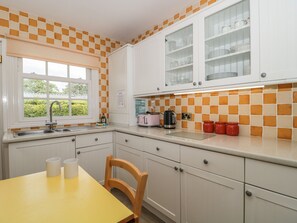 Kjøleskap, oppvaskmaskin, vannkoker og brødrister