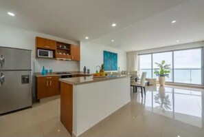 Refrigerador, microondas, horno y cafetera y tetera 