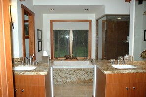 Een douche, een haardroger, handdoeken, zeep