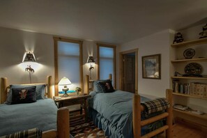 5 bedrooms, iron/ironing board, WiFi, bed sheets