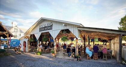 Black Creek Lodge: Hot Tub, Fire Pit, Games