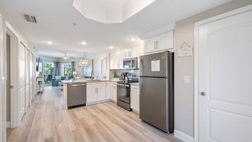 Frigorifero, microonde, forno, piano cottura