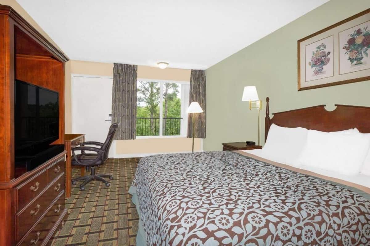 12 bedrooms, in-room safe, iron/ironing board, free WiFi