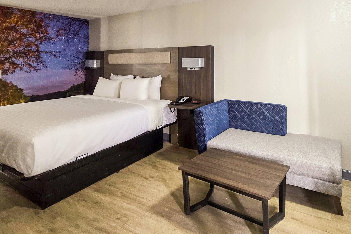 In-room safe, iron/ironing board, free WiFi, bed sheets