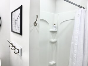 Dusche, Haartrockner, Handtücher, Seife