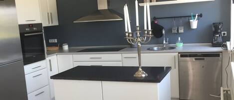 Microondas, horno, lavavajillas y cafetera y tetera