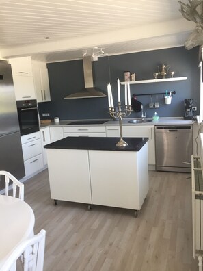 Mikroaaltouuni, uuni, astianpesukone, kahvin-/teenkeitin