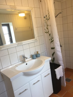 Hårtørrer, håndklæder, Sæbe, Toiletpapir