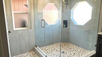 Douche, sèche-cheveux, serviettes fournies, savon