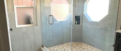 Douche, séchoir à cheveux, serviettes fournies, savon