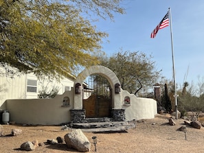 Property grounds - Charming fully remodeled Cave Creek getaway situated on 2.5 gated acres. (Cave Creek)