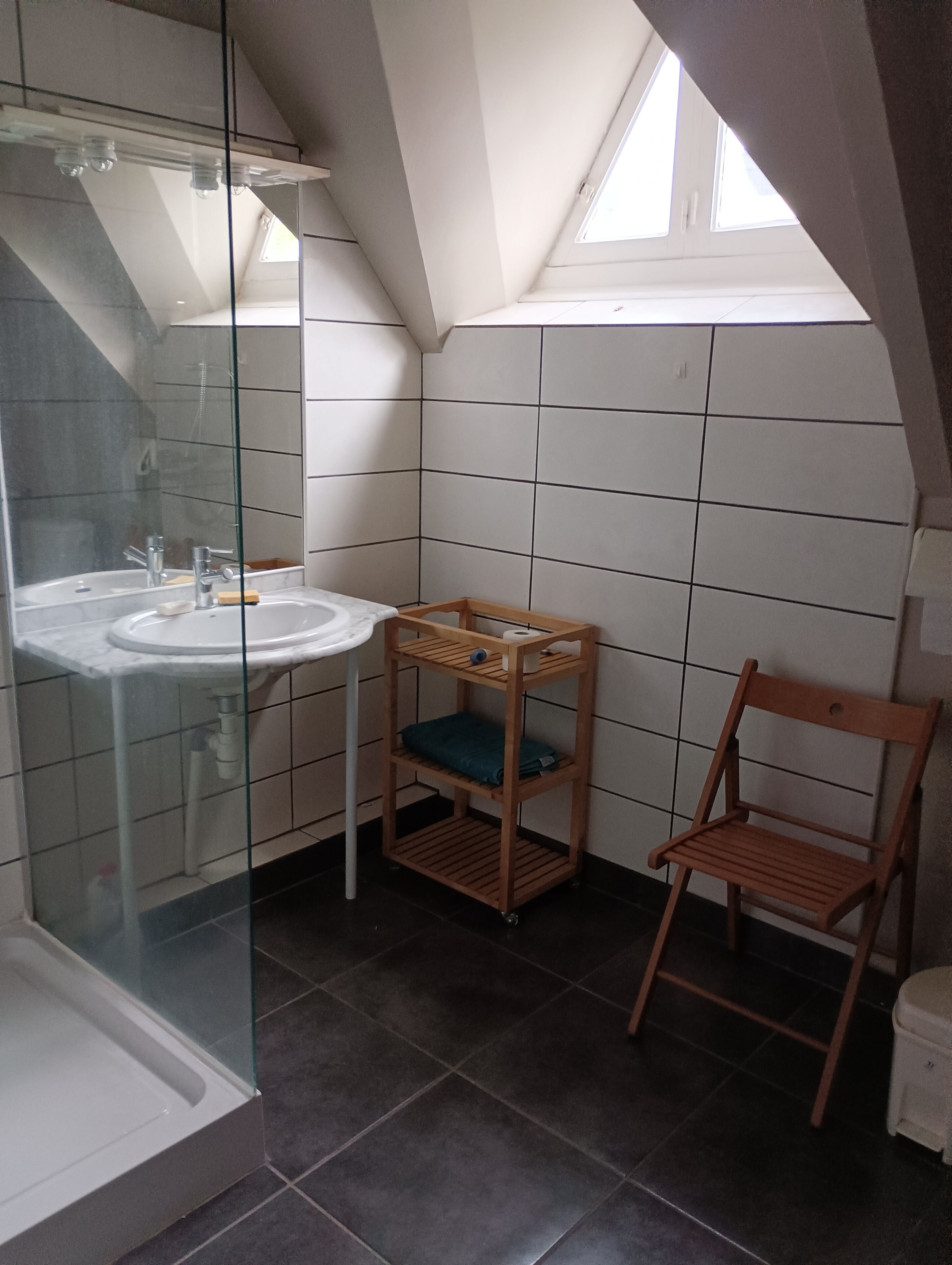 Een douche, een haardroger, toiletpapier