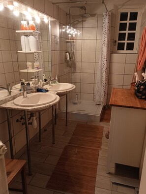 Bruser, hårtørrer, Toiletpapir