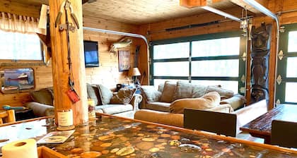 Riders Paradise. Bunkhouse within seconds of the trail on all season road.